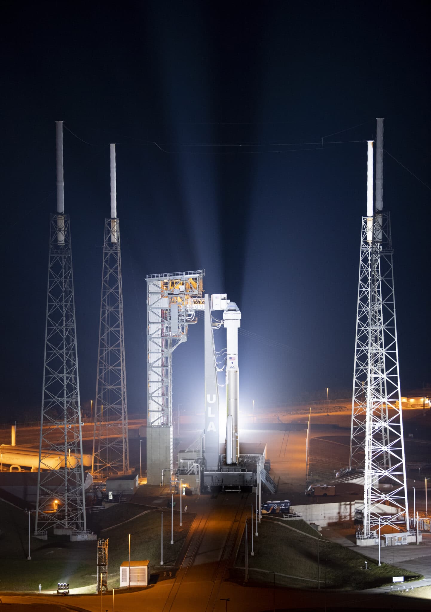 CST-100 Starliner illuminata dalle luci della rampa di lancio  Crediti: NASA