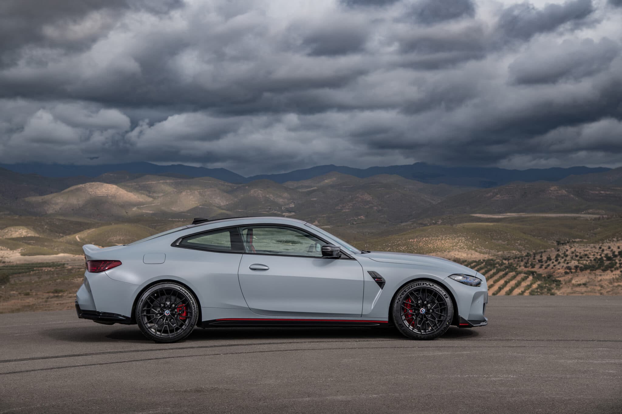 BMW M4 CSL, nata per aggredire i cordoli