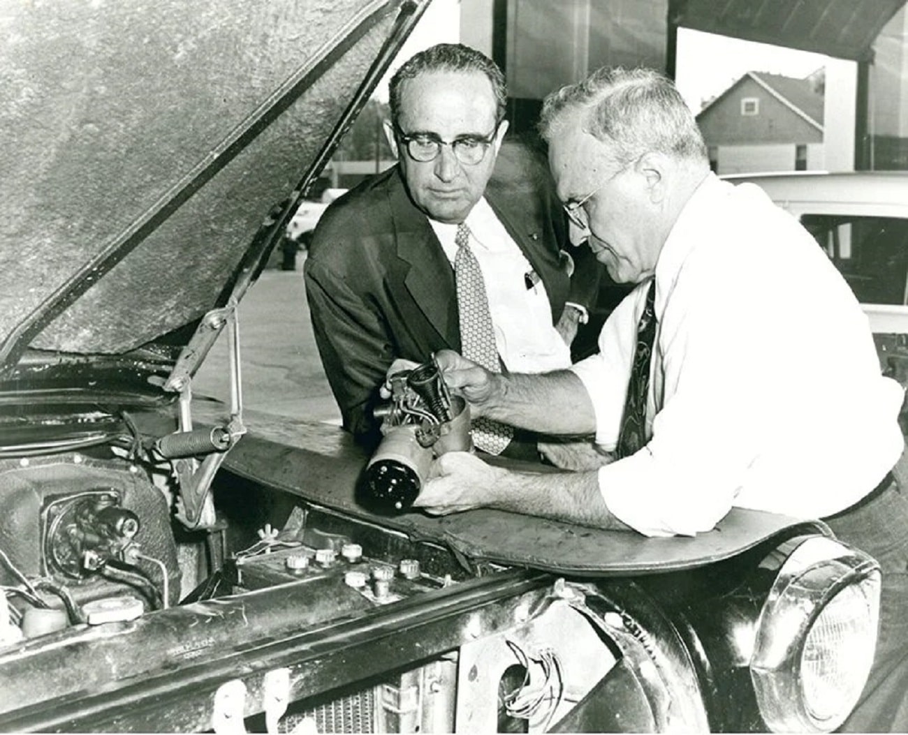 Sulla destra Ralph Teetor con Cruise Control alla mano, sulla sinistra William Prossner, presidente di Perfect Circle, nel 1957