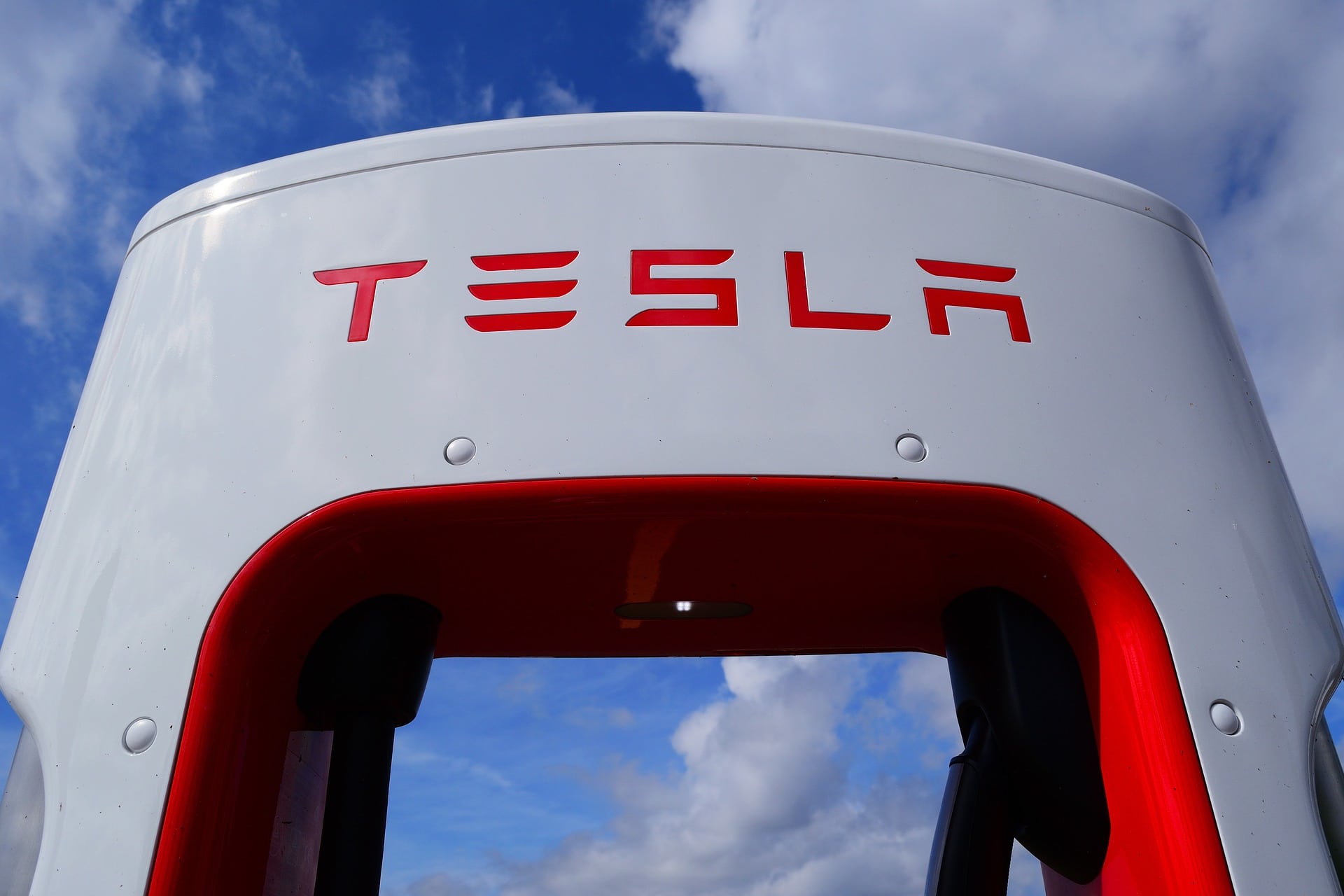 Tesla Supercharger: una rete di ricarica per i veicoli elettrici sempre più capillare