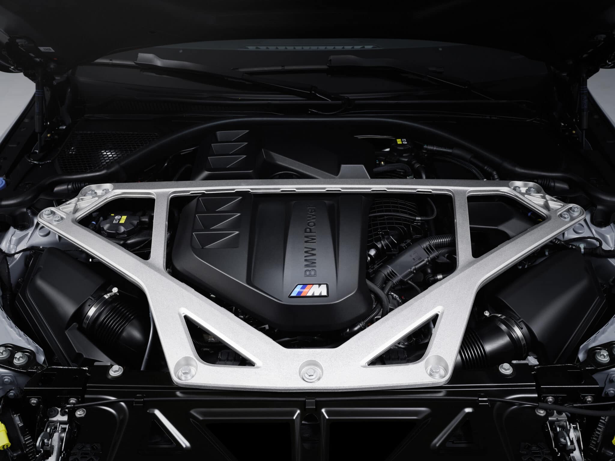 BMW M4 CSL, nata per aggredire i cordoli