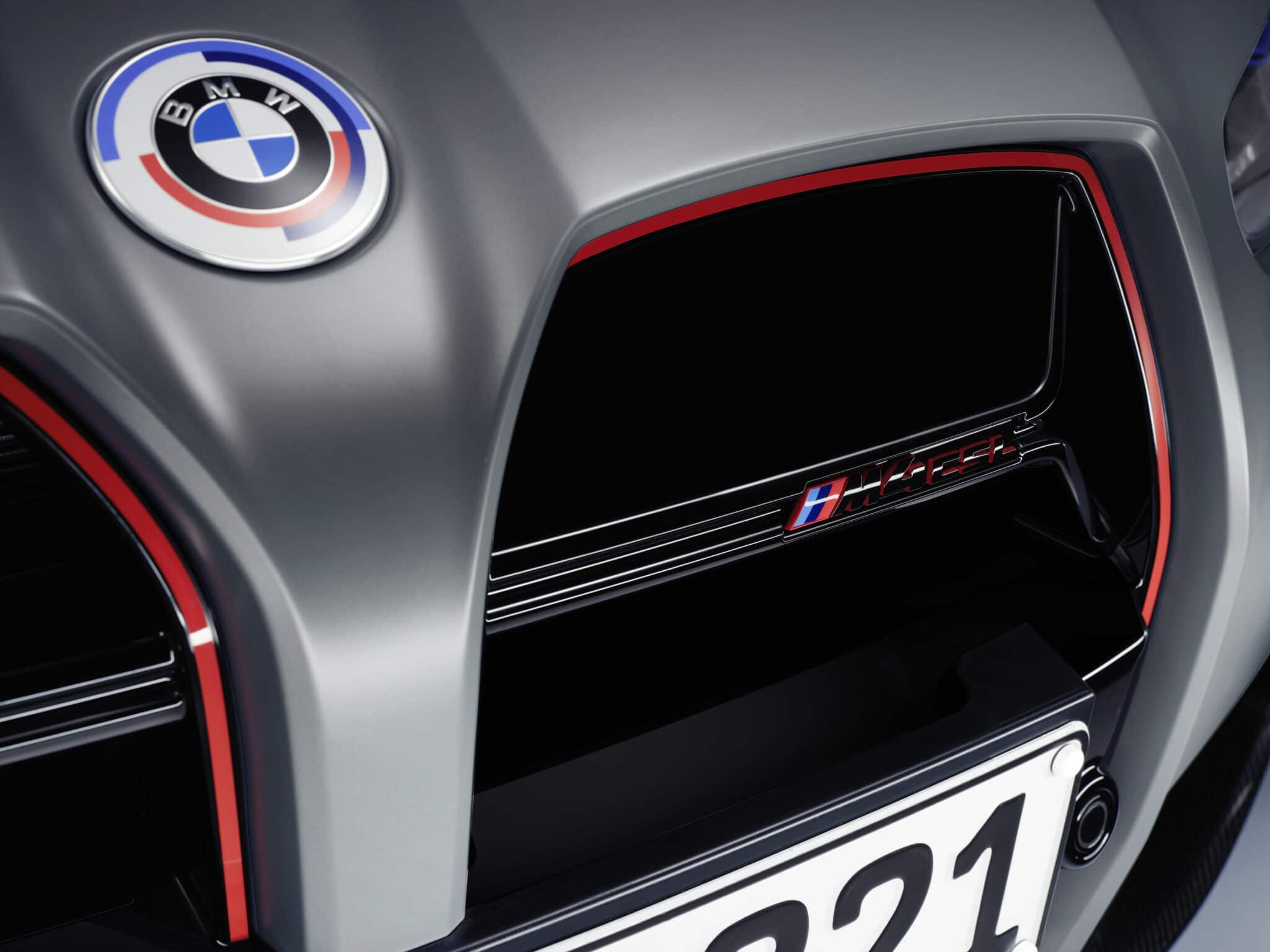 BMW M4 CSL, nata per aggredire i cordoli