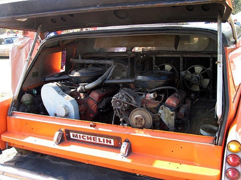 Il cofano posteriore, dove si possono ammirare i due motori V8 Chevrolet