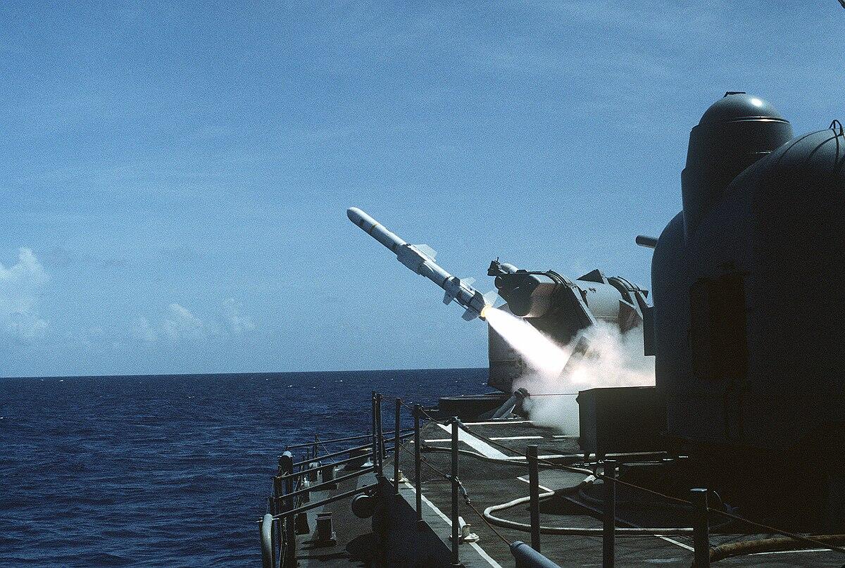 Rimorchiatore russo Vasily Bekh distrutto: perché era una priorità? - An RGM-84A Harpoon antiship cruise missile is fired from an Mk 11 launcher aboard the guided missile destroyer USS LAWRENCE (DDG 4).  The missile is being fired at a target hulk during Exercise READEX 2-83 near Vieques Island, Puerto Rico.