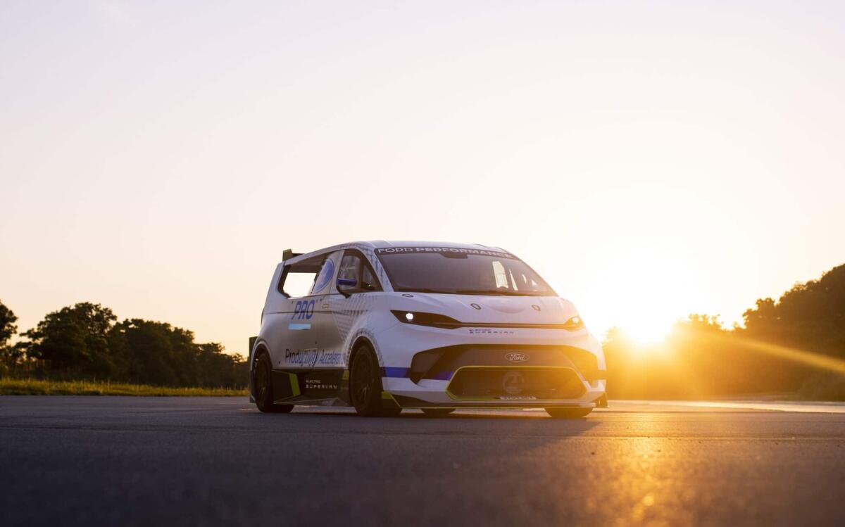 Ford Pro Electric Supervan: 2000 cv di potenza e 0-100 km/h in 2 secondi - Ford Pro Electric Supervan: 2000 cv di potenza per questo furgone