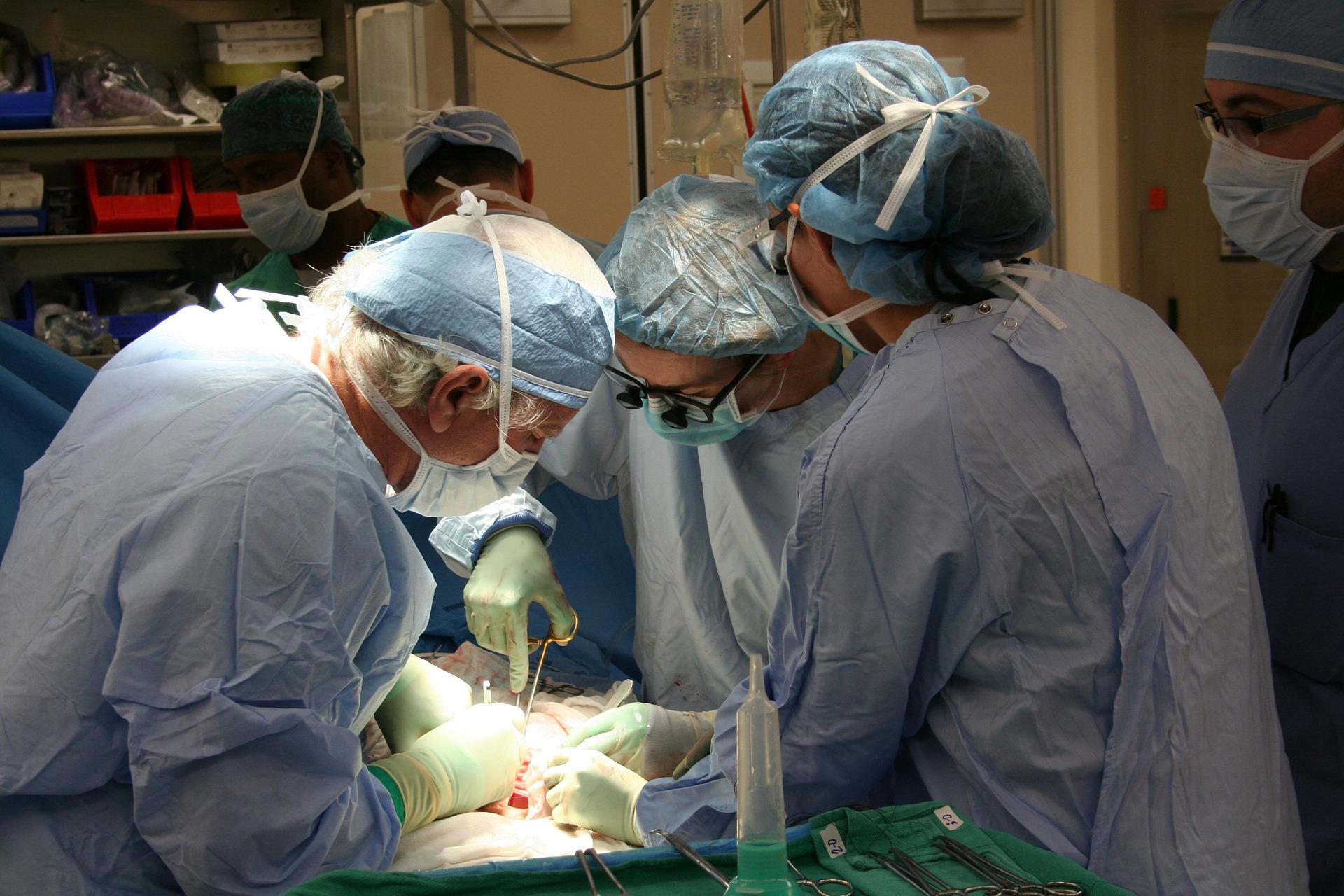 Trapianto organi: un'equipe medica che realizza un trapianto