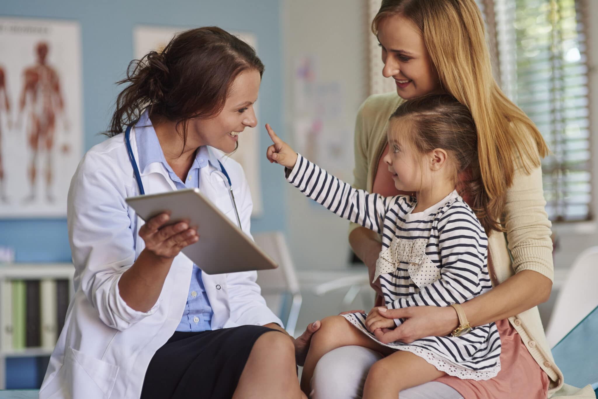 Il medico controlla la condizione di salute del paziente prima della terapia