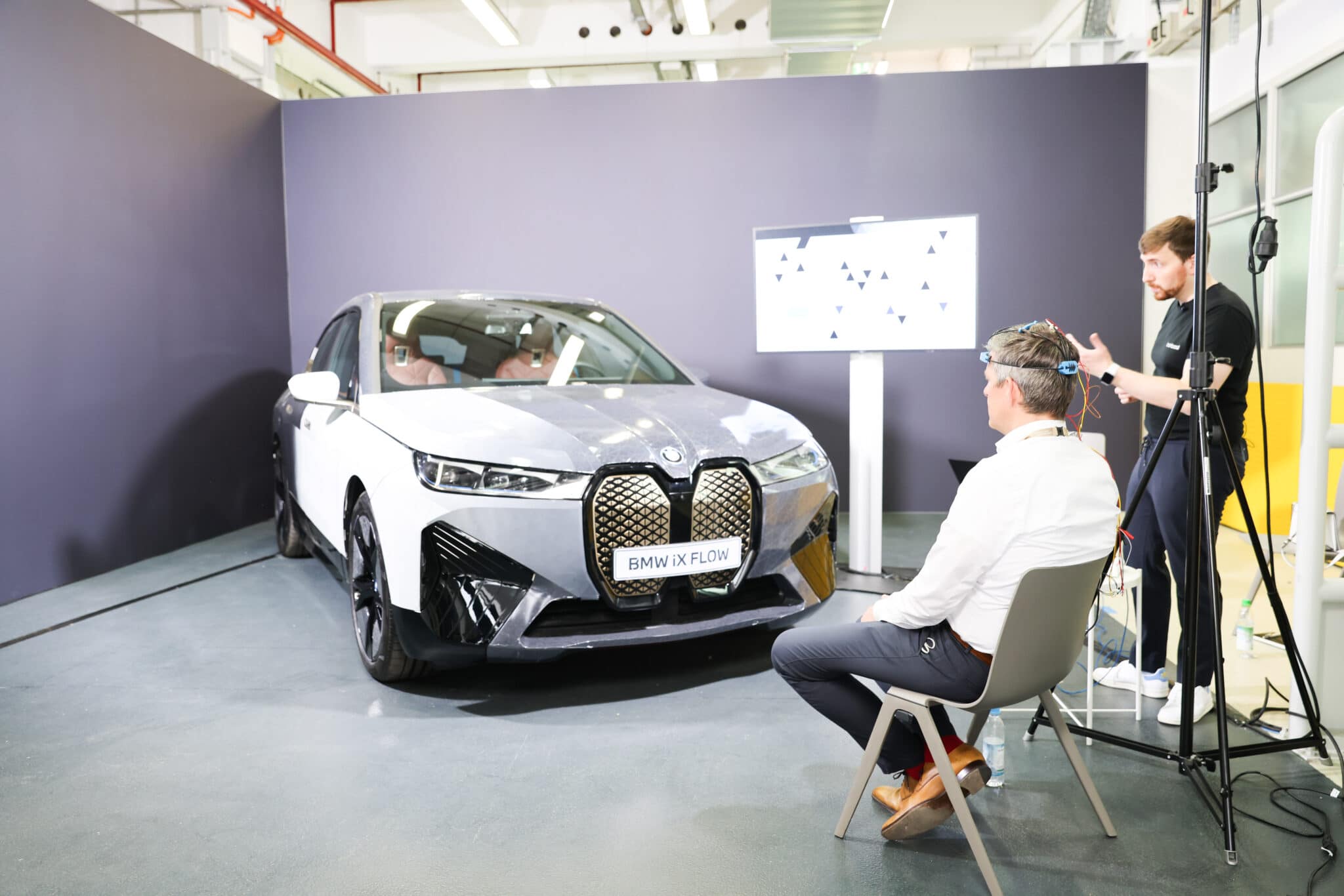 La BMW iX cambia colore con il pensiero - Crediti foto: ufficio stampa BMW