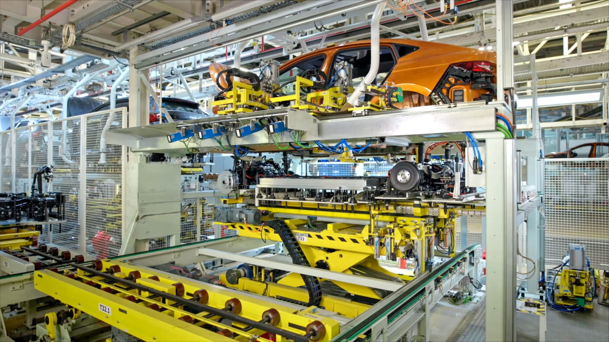 Il processo di assemblaggio del modulo della batteria - Crediti foto: ufficio stampa Skoda