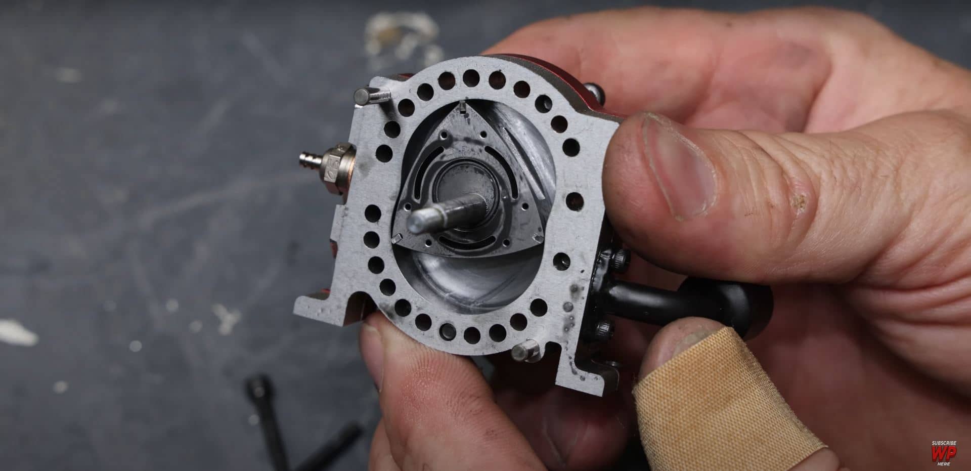 Il rotore del motore rotativo più piccolo al mondo - Crediti foto: canale Youtube Warped Perception