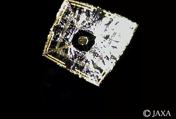 La vela solare Ikaros della Japan Aerospace Exploration Agency è vista nello spazio profondo dopo il suo dispiegamento il 14 giugno 2010, in questa vista ripresa da una piccola telecamera espulsa dalla vela. Credits JAXA