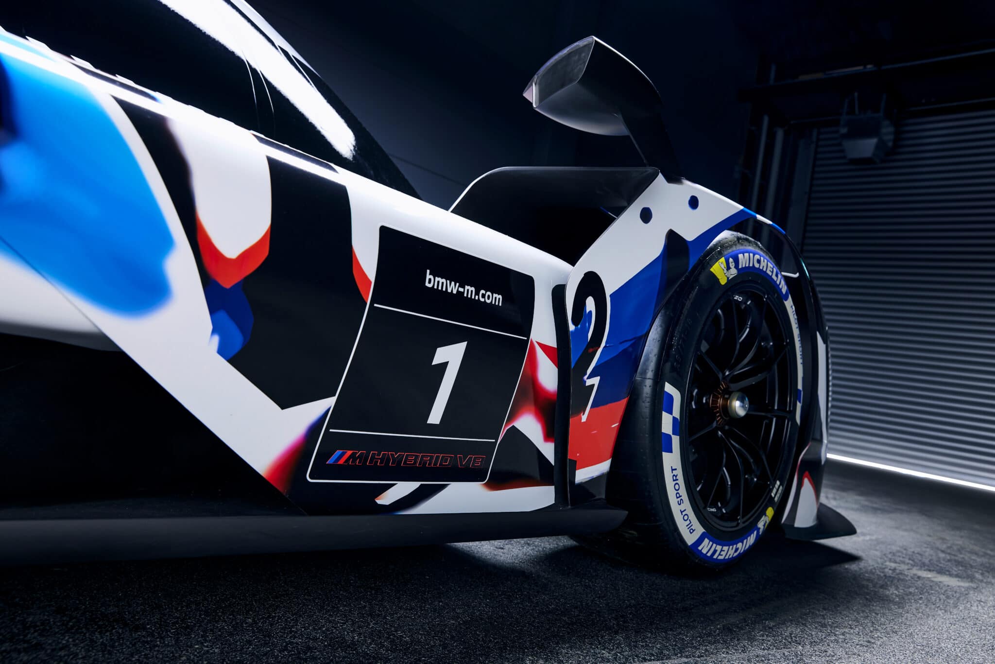Svelata la nuova hypercar BMW M Hybrid V8