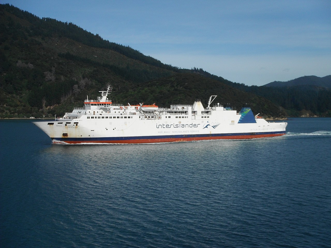 La nave DEV Aratere in navigazione nello stretto di Cook nel 2018. Fonte: Wikimedia Commons