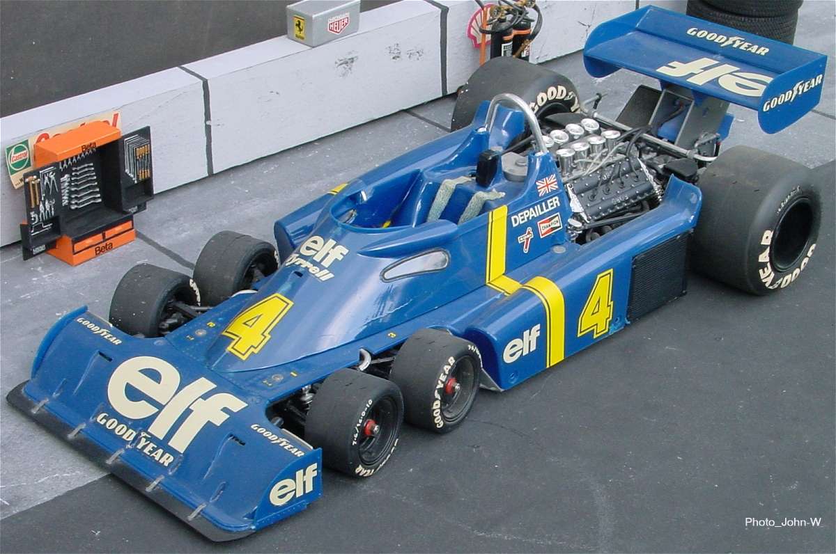 Da questa foto si possono apprezzare gli oblò montati per controllare le gomme