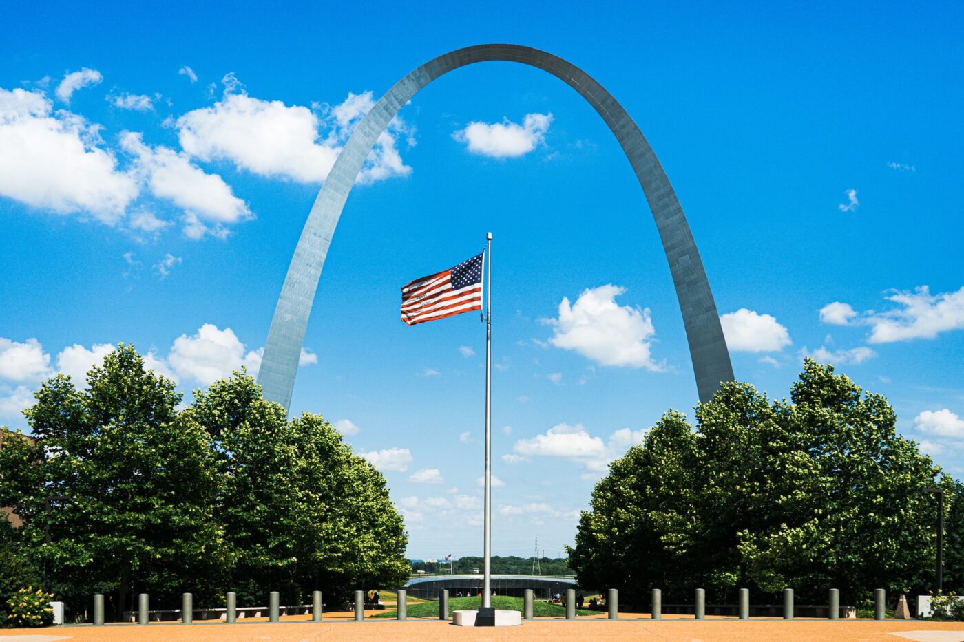 Il Gateway Arch di Saint Louis, Missouri, è un noto esempio di arco catenario. (Fonte: Chris Hardy da Unsplash).