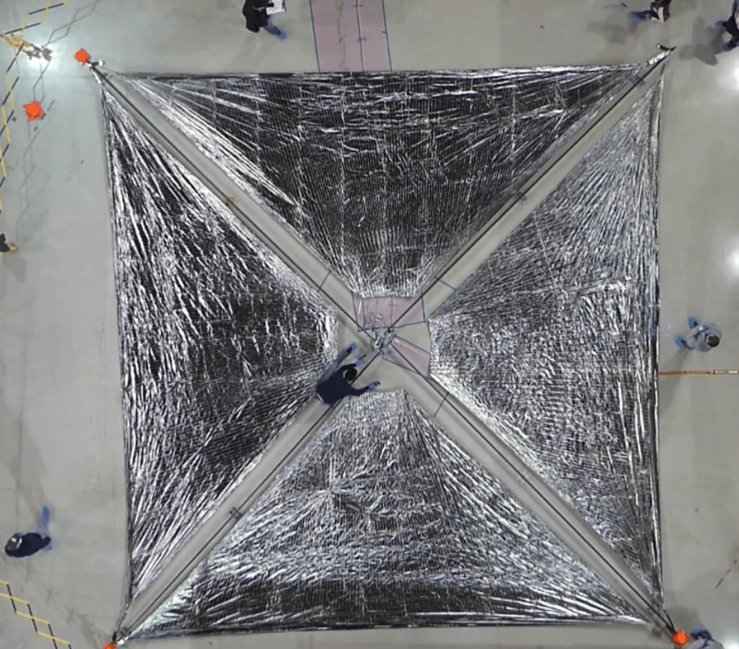 Langley Research Center della NASA testano l'implementazione della vela solare dell'Advanced Composite Solar Sail System. La vela solare spiegata è di circa 30 piedi (circa 9 metri) di lato, Credits NASA.