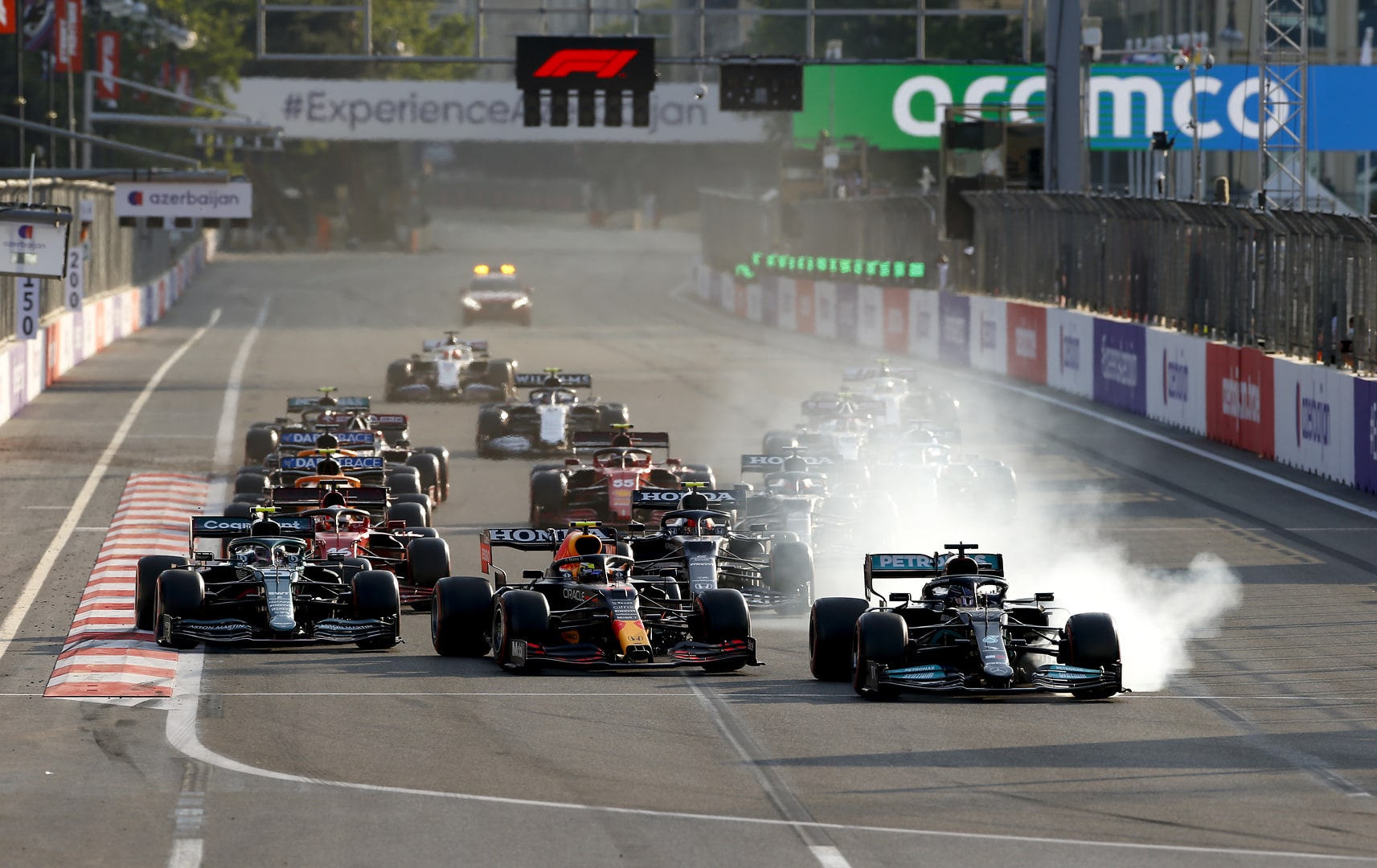 GP Azerbaijan 2021, il bloccaggio di Lewis Hamilton alla staccata di curva 1 - Crediti foto: ufficio stampa Mercedes AMG F1