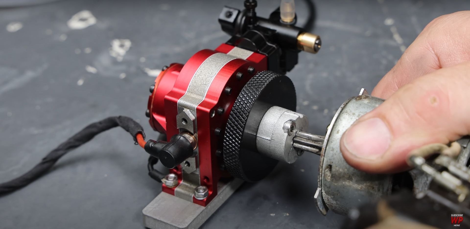 Il motore rotativo più piccolo al mondo durante il test - Crediti foto: canale Youtube Warped Perception