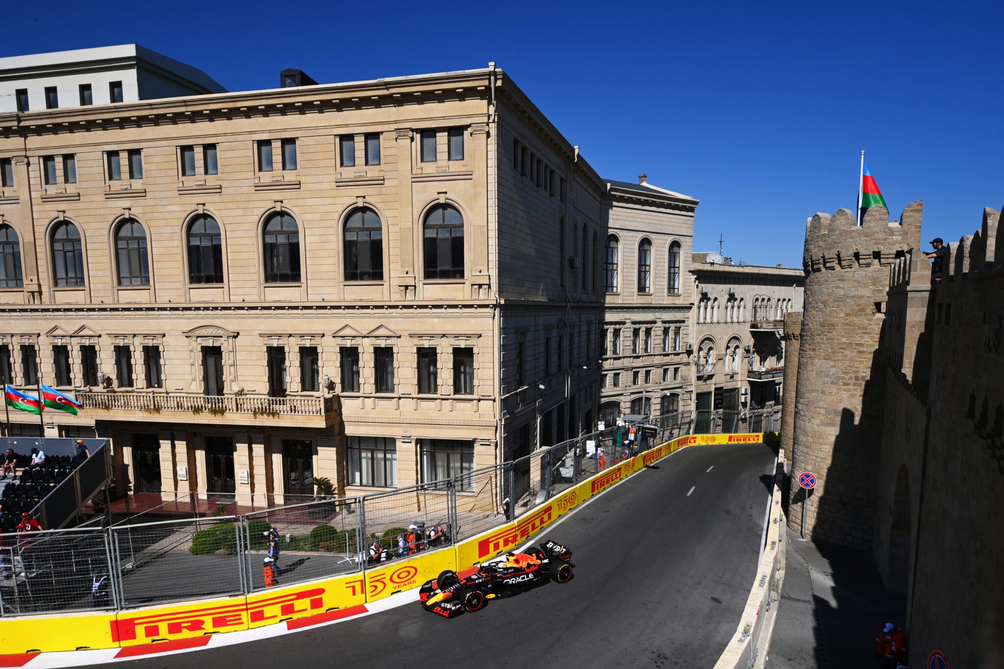 Max Verstappen in uscita dallo stretto tratto che include la curva 8 al castello - Crediti foto: RedBull Content Pool