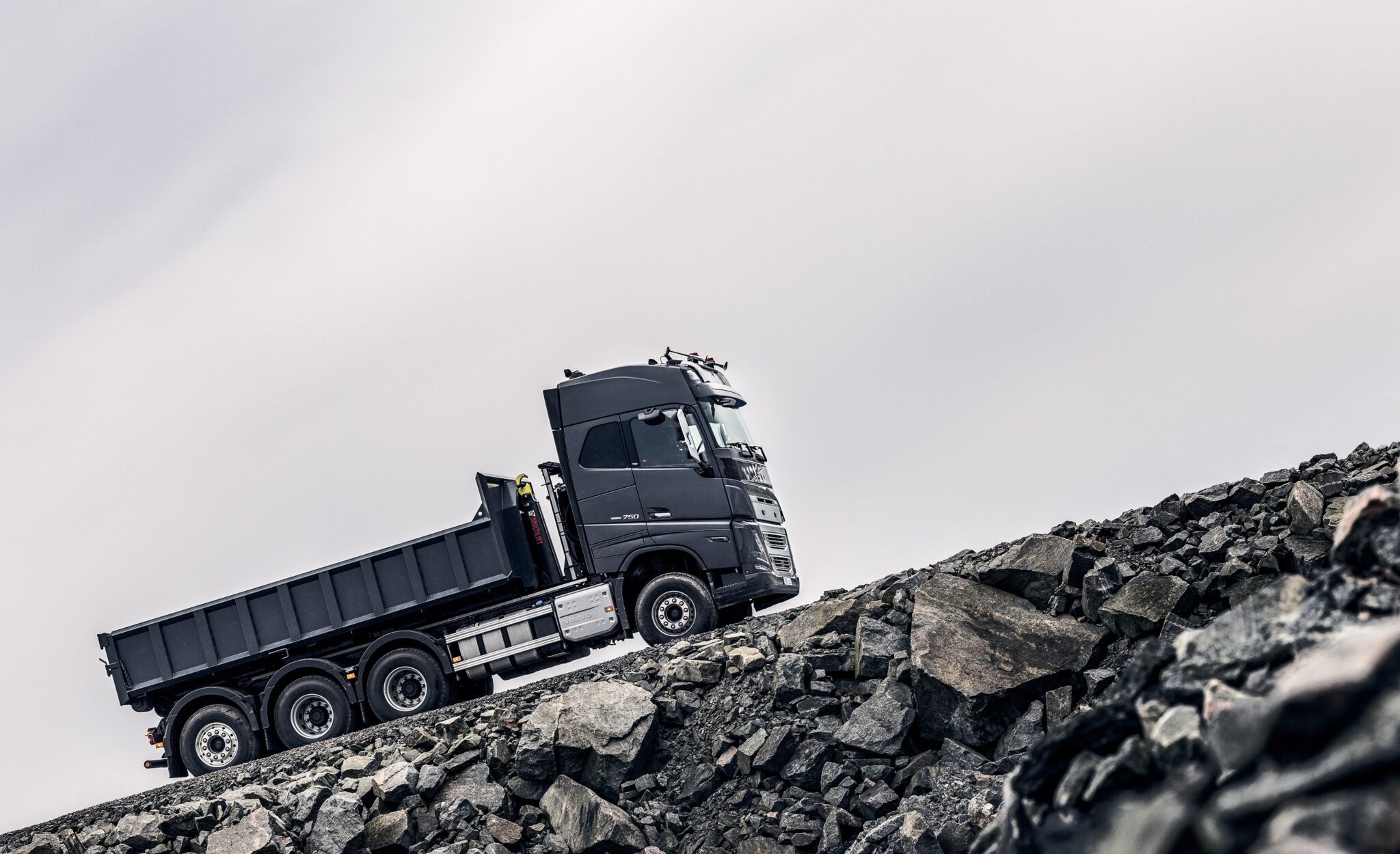 Un camion di Volvo Trucks in salita - Crediti foto: ufficio stampa Volvo Trucks