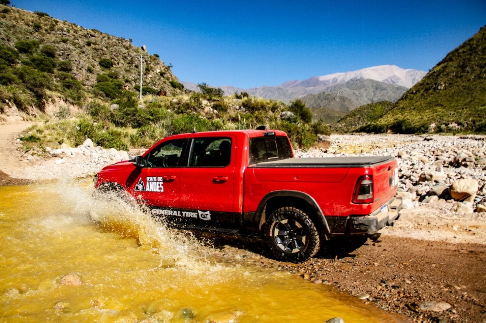 Pickup Ram 1500: pilota scala le Ande con quello standard