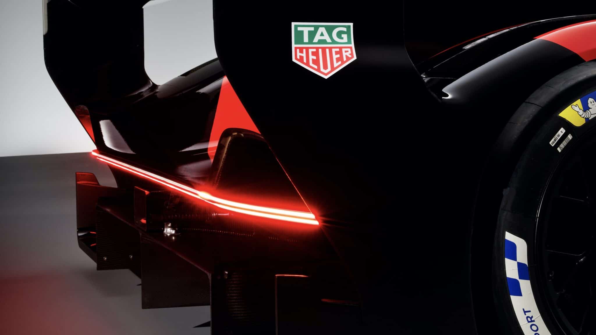 La fascia luminosa posteriore della nuova 963 per la categoria Hypercar - Crediti foto: Porsche