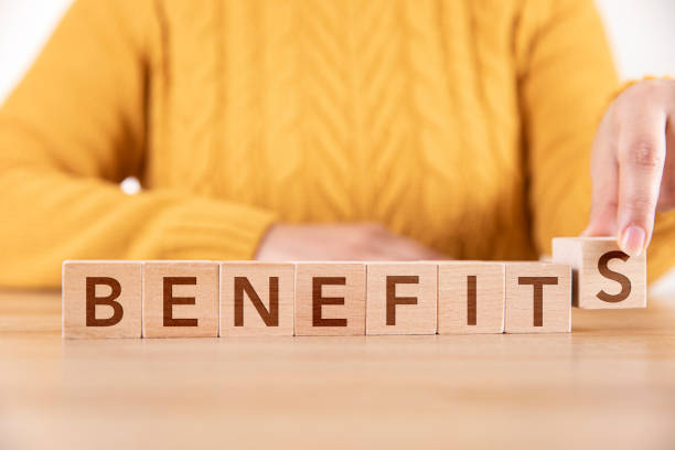 donna che organizza cubi di legno e benefici di scrittura - benefits foto e immagini stock