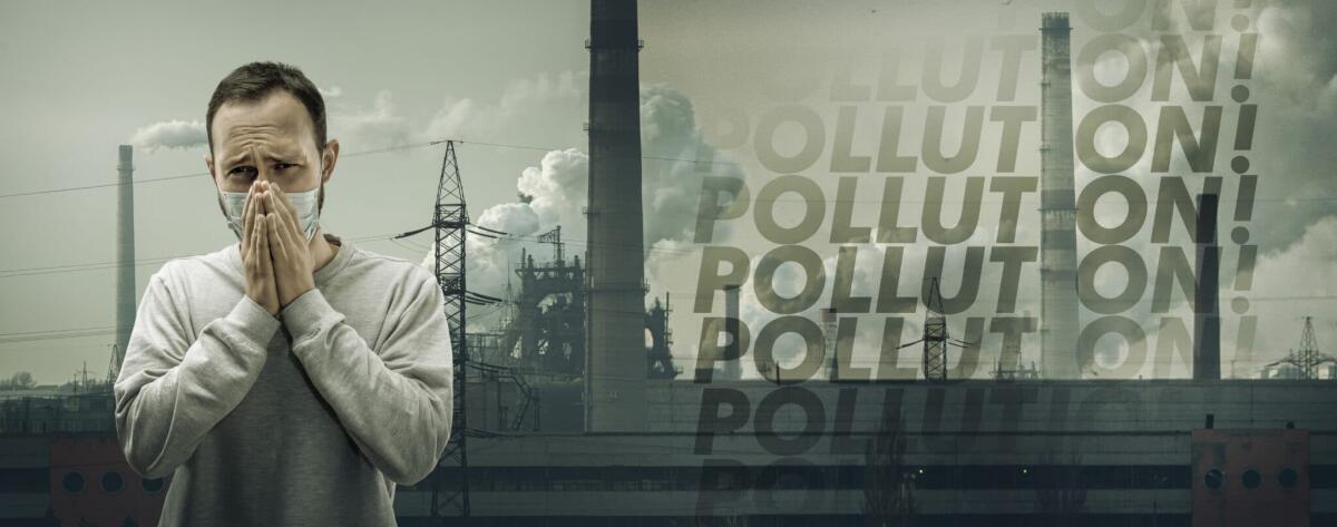 Tumori e inquinamento: c'è una possibile correlazione? - Can't breathe. Man wearing the respiratory protection mask against air pollution, dust particles exceed the safety limits because of fuming factories. Healthcare, environmental, ecology concept.