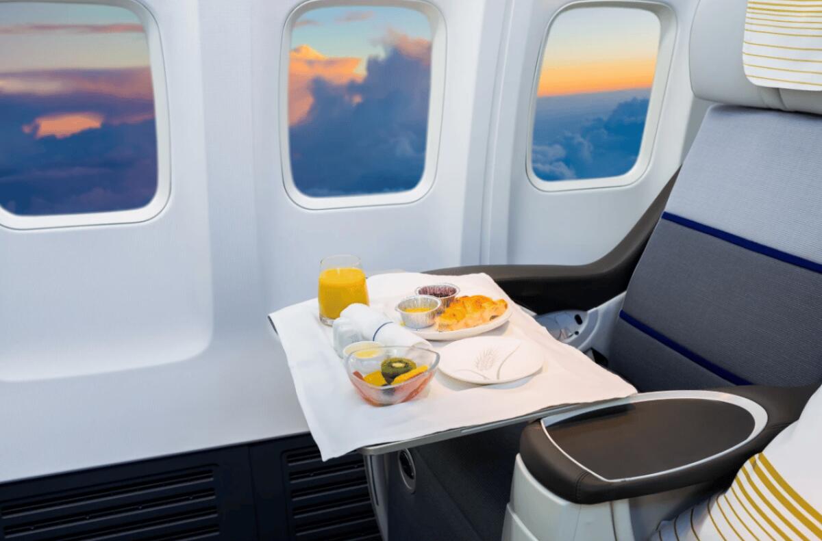 Gusto ad alta quota: perché il cibo ha un sapore diverso in aereo? - 