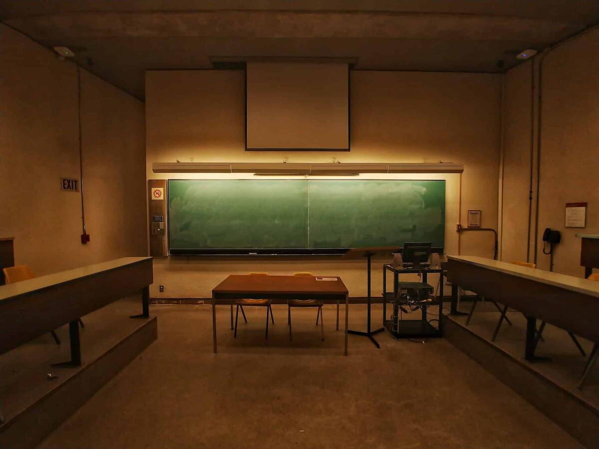 Il professore che cancellava in modo maniacale la lavagna prima di ogni lezione - 