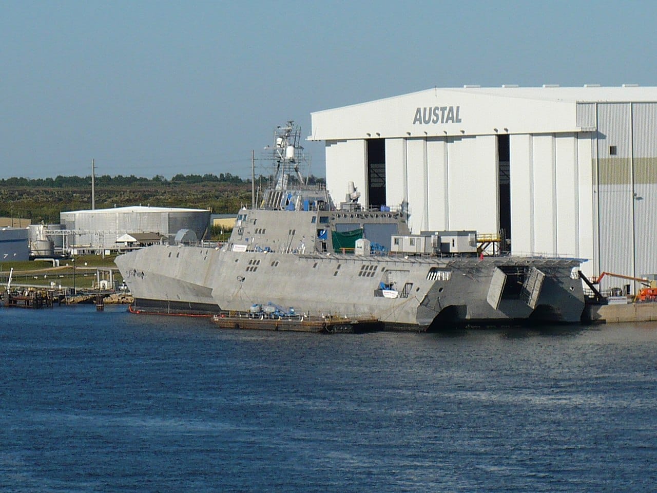 La USS Independence ai cantieri navali Austal di Mobile. Fonte: Wikimedia Commons