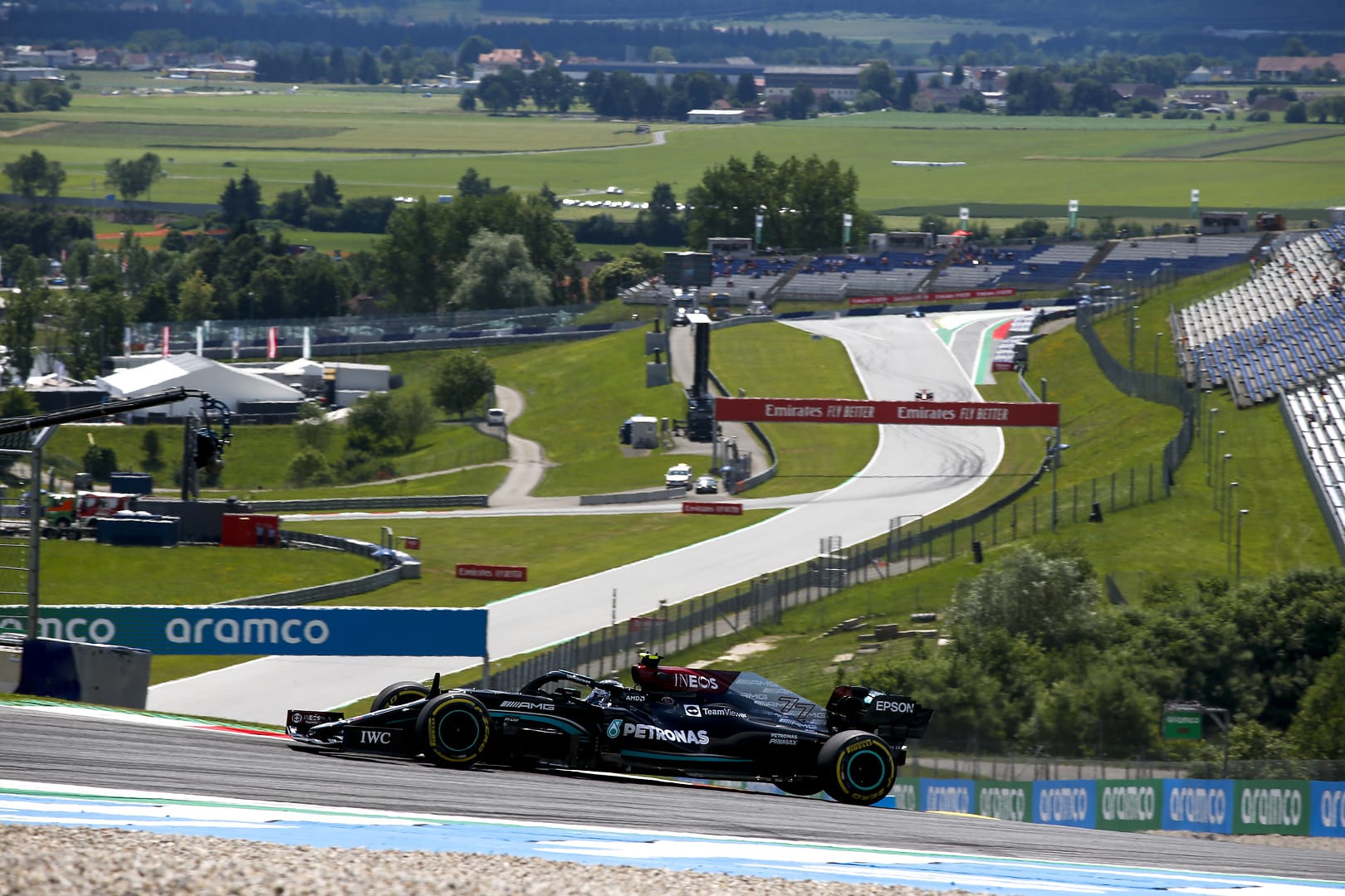 Mercedes in percorrenza della curva 3, sullo sfondo si può apprezzare l'uscita di curva 1 e la curva 2 con la differenza di dislivello