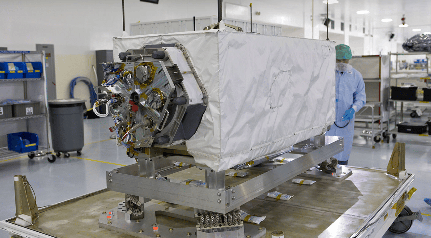 ECOSTRESS viene ispezionato dopo l'arrivo al Kennedy Space Center, Credit: NASA