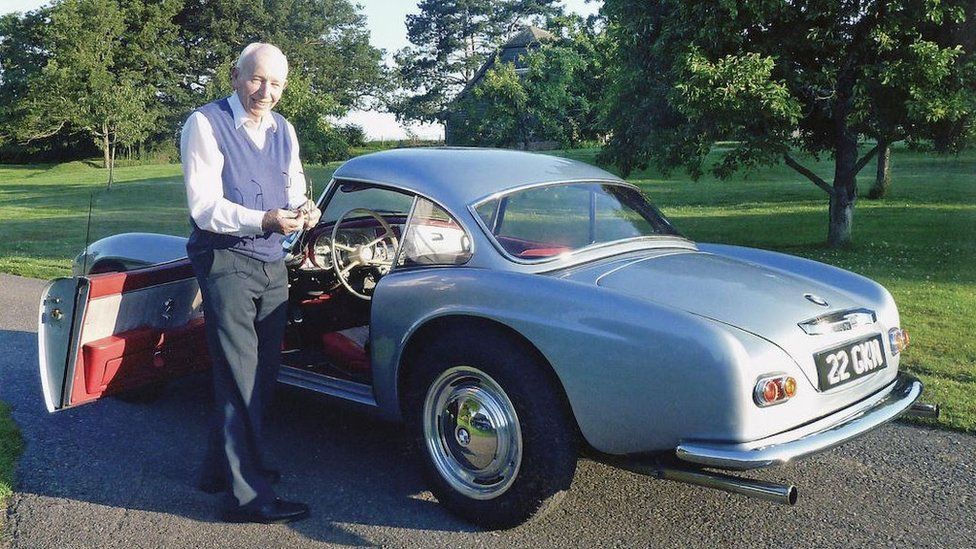 John Surtess con la sua BMW 507Credits: bbc