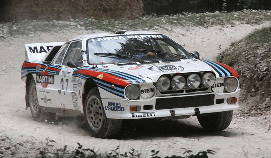 La Lancia Delta 037 “Martini Racing”, l'ultimo modello a trazione posteriore del Marchio torinese per competere nel Mondiale Rally, 1982. Credits: Brian Snelson, Creative Commons Attribution 2.0 Generic.
