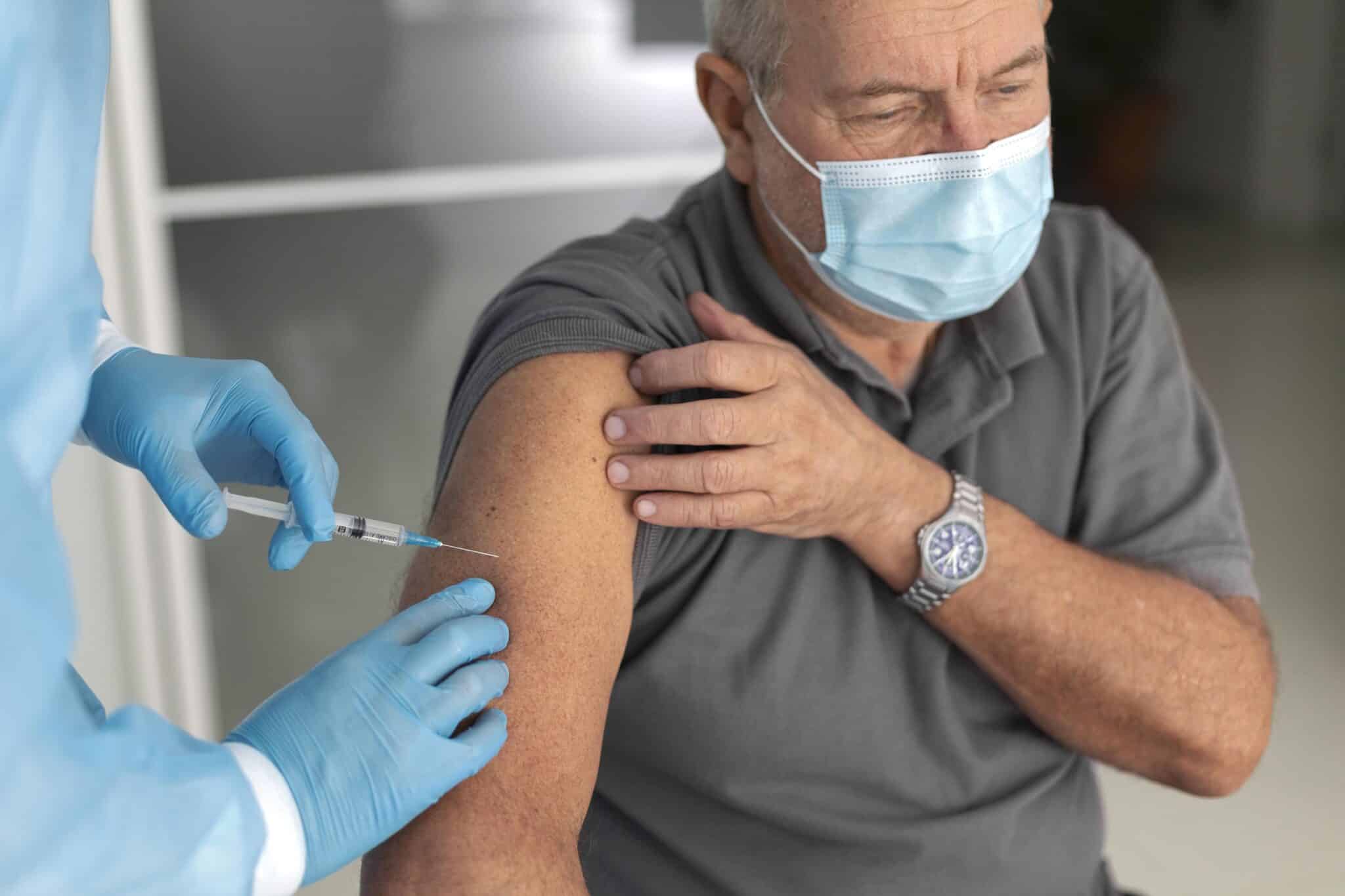 Paziente che si sottopone alla vaccinazione per Covid19.