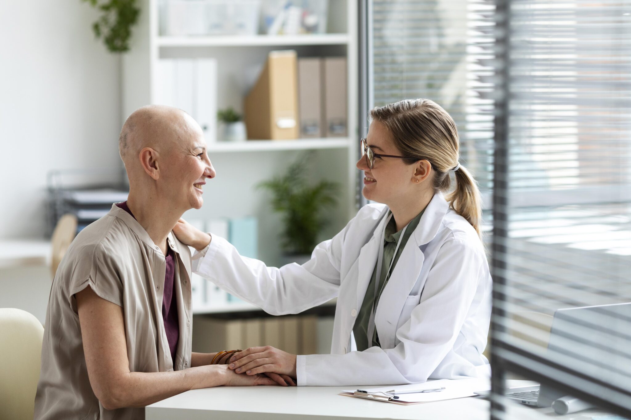 Paziente oncologico che chiede un consulto al medico.