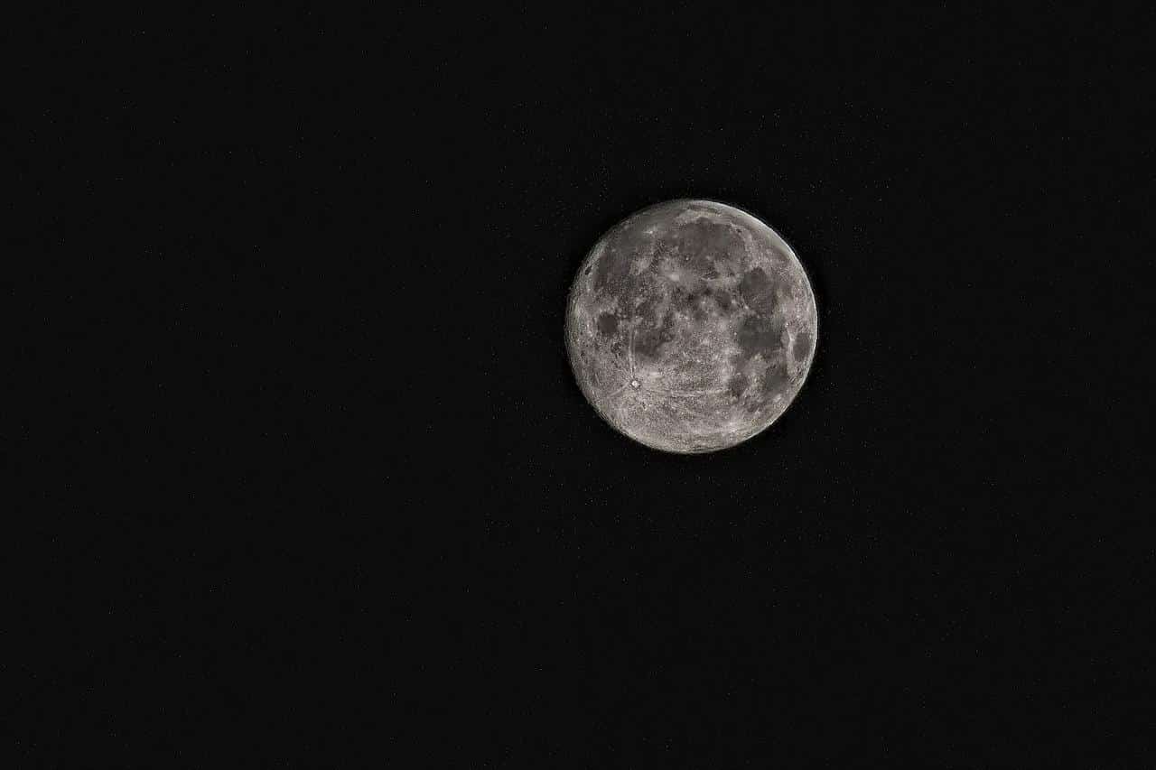 Un razzo misterioso ha colpito la Luna, creando un doppio cratere