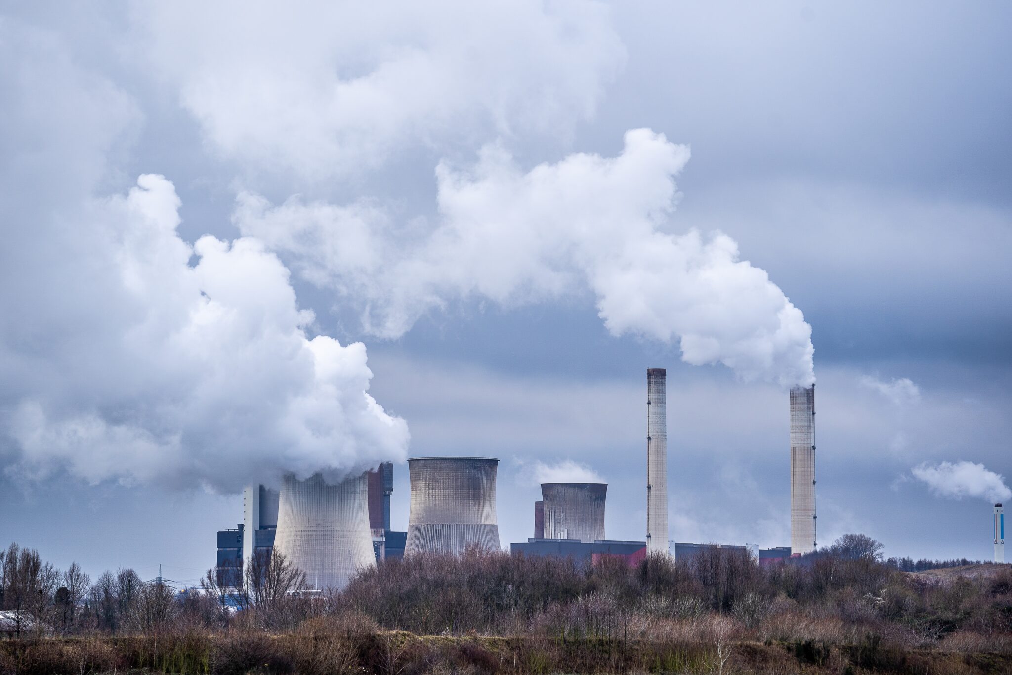 Centrali che producono inquinamento atmosferico.