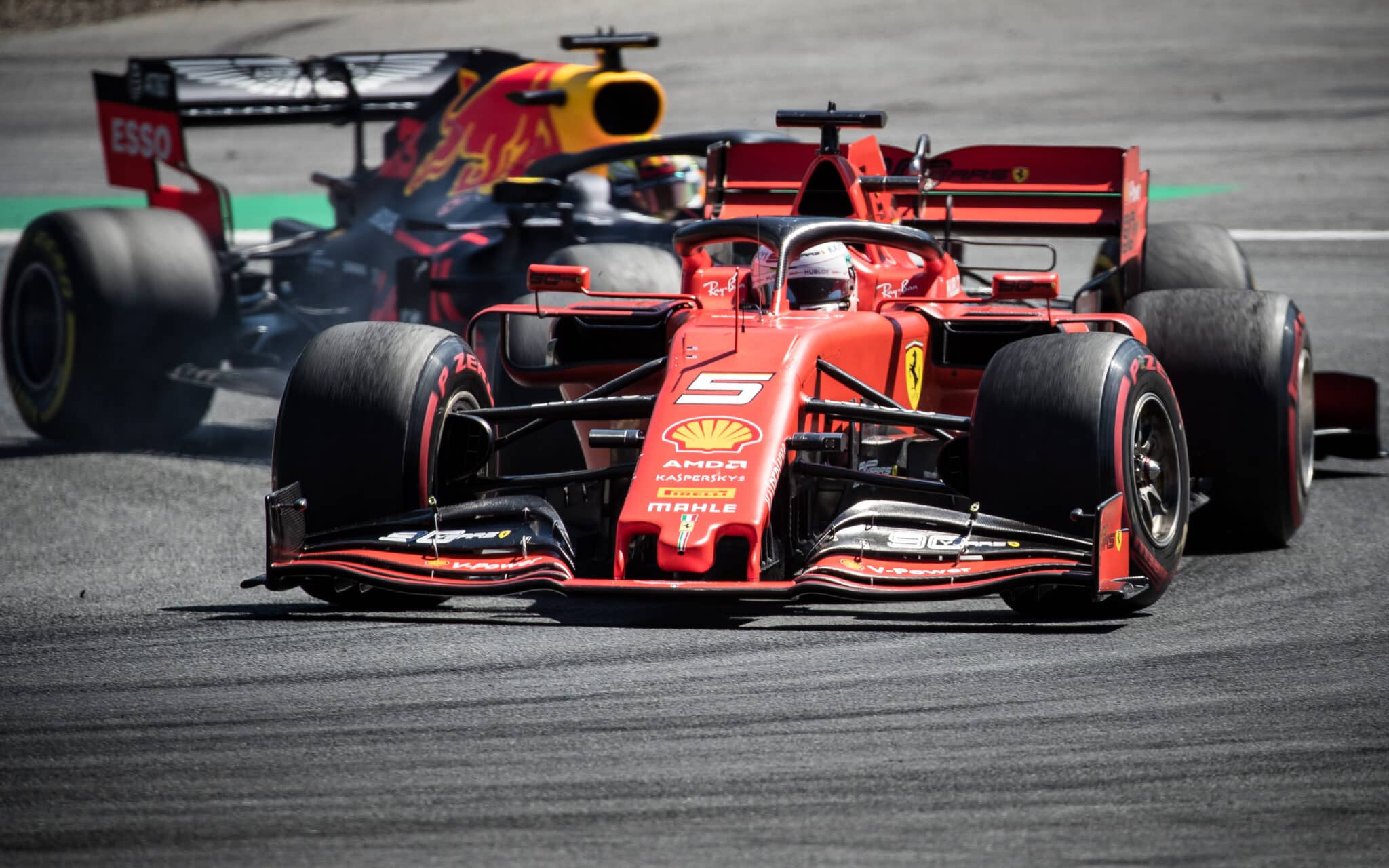 Sebastian Vettel su Ferrari e Max Verstappen su Red Bull - Crediti foto: RedBull Content Pool