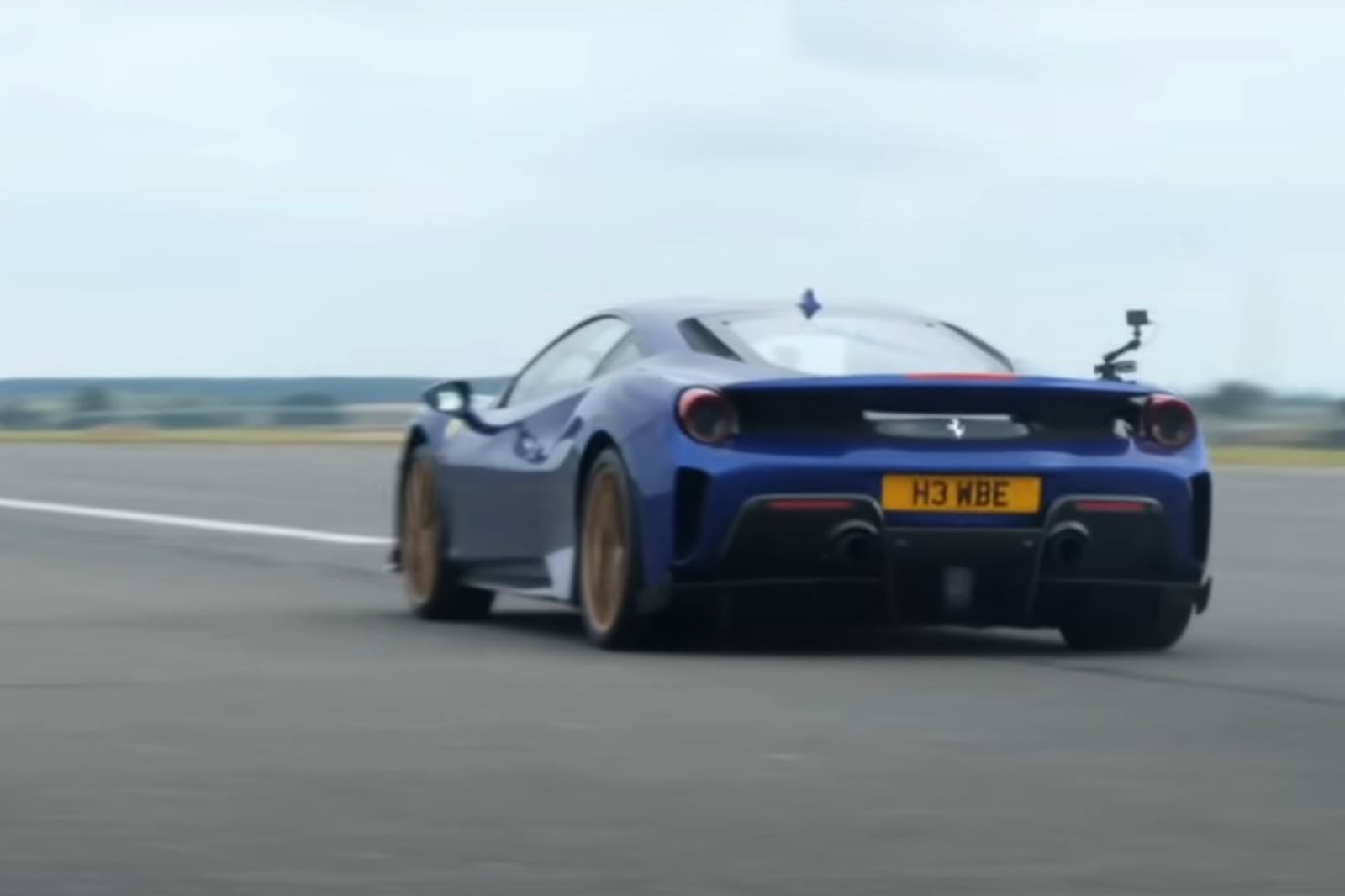Scott Mansell alla guida della Ferrari 488 Pista
