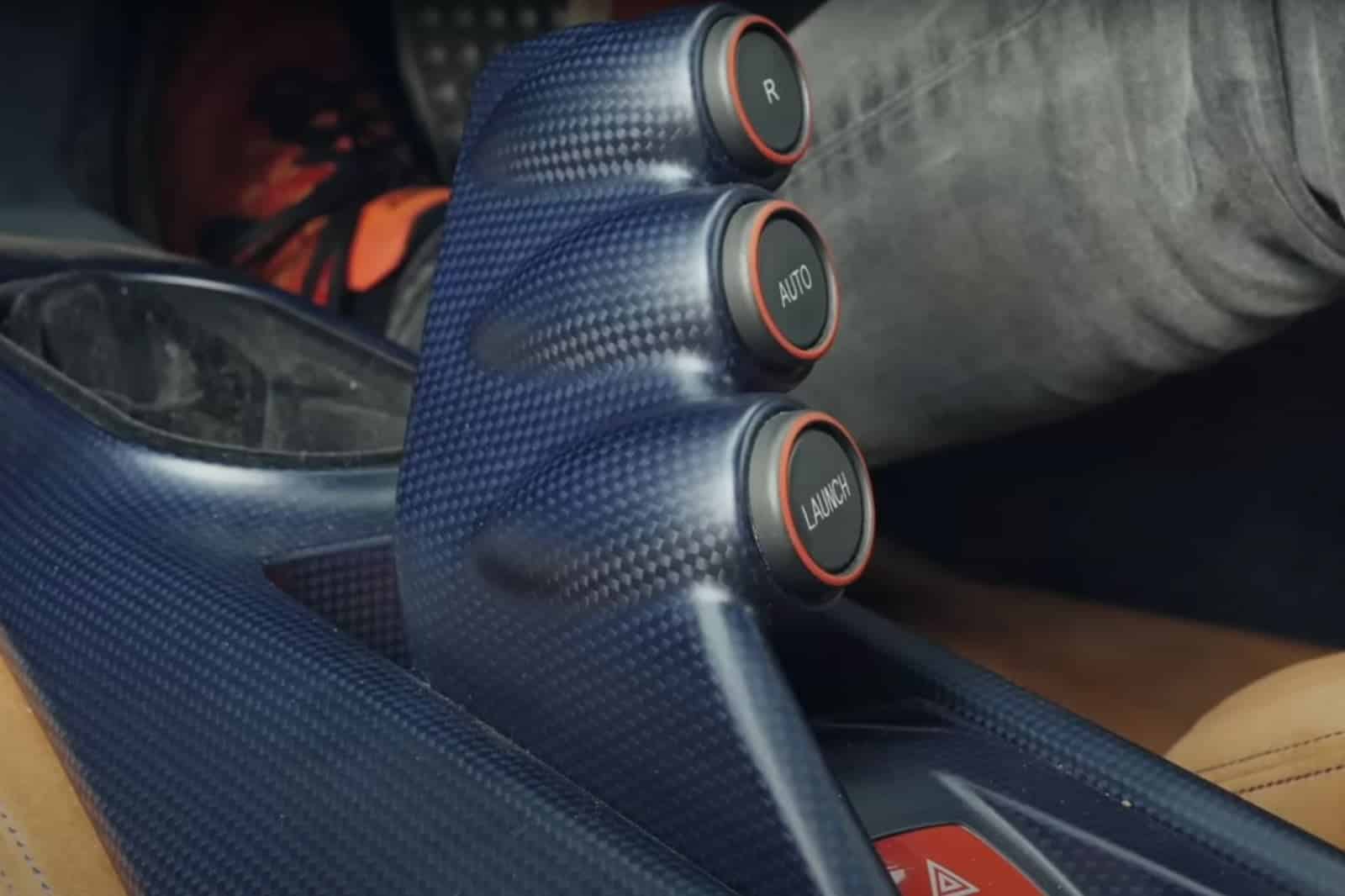 Il comando di azionamento del Launch Control della Ferrari 488 Pista