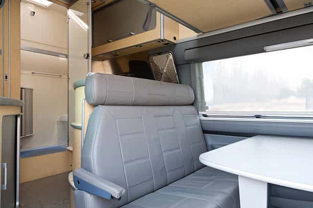 L'interno di un camper racchiude tutto lo stretto necessario per potersi godere un road trip