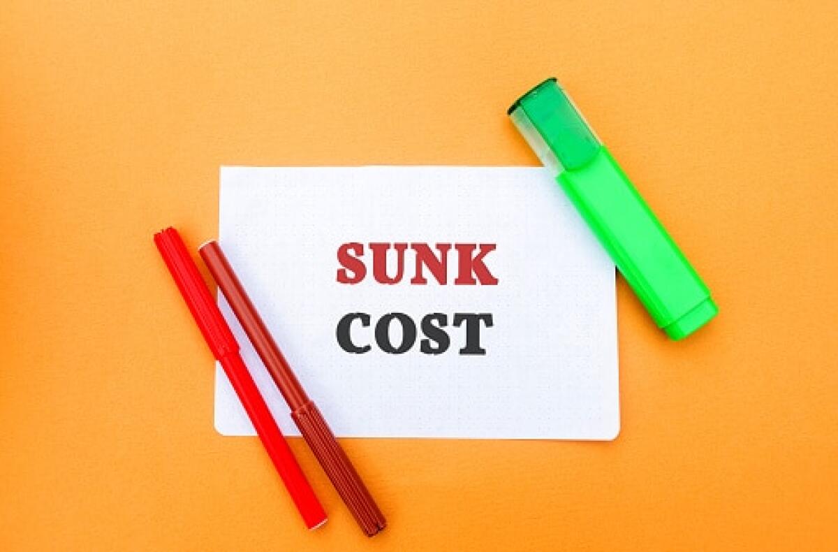 Sunk costs: cosa sono e la loro "fallacia" - Note with words Sunk cost - retrospective cost and markers. Costs that cannot be recovered. Business and finance concept
