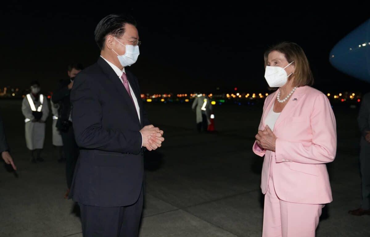 Nancy Pelosi a Taiwan, cosa comporta questa visita? - epa10102887 A handout photo made available by the Taiwan Ministry of Foreign Affairs shows US House Speaker Nancy Pelosi (R) being greeted by Taiwan Foreign Minister Joseph Wu as she arrives at the Songshan airport in Taipei, Taiwan, 02 August 2022. 