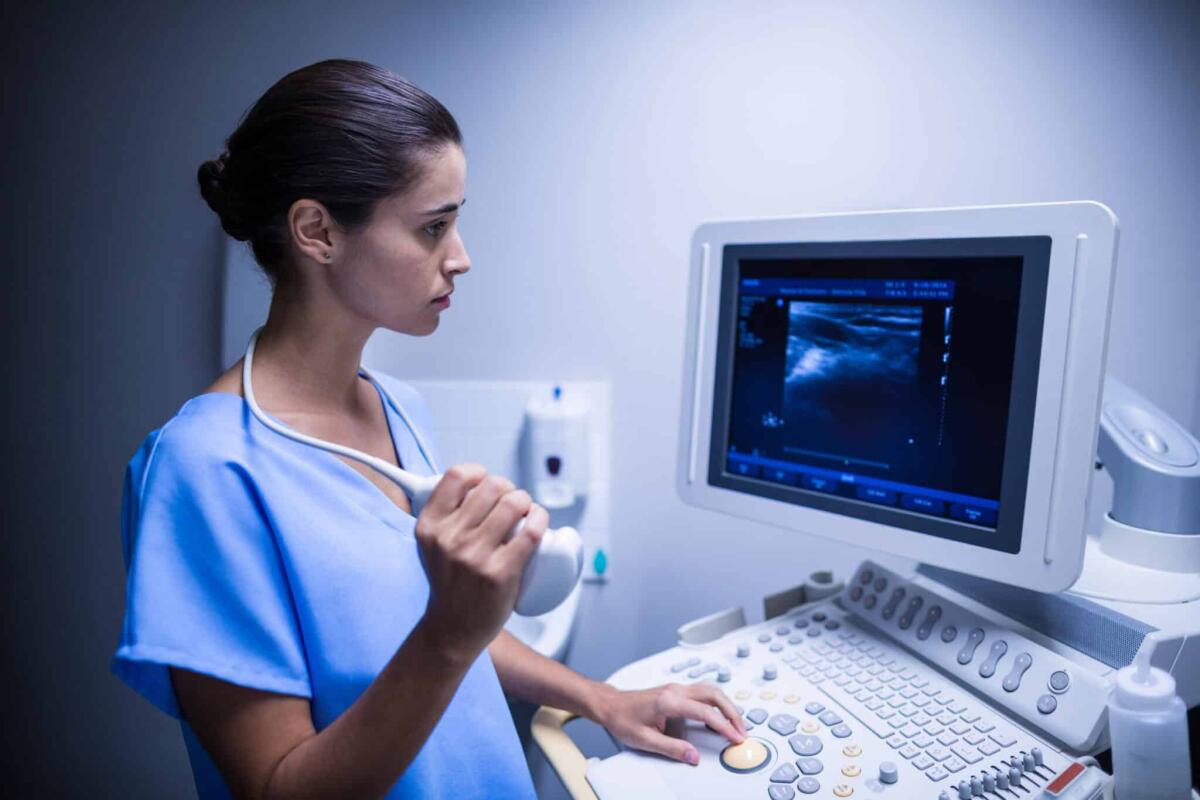 Cancro al pancreas: importanza dello screening regolare - Nurse using ultrasonic device in hospital
