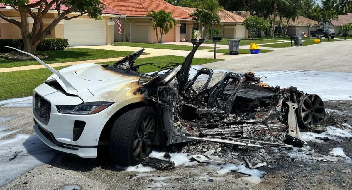 Jaguar I-Pace: il suv elettrico va in fiamme mentre è parcheggiato - 