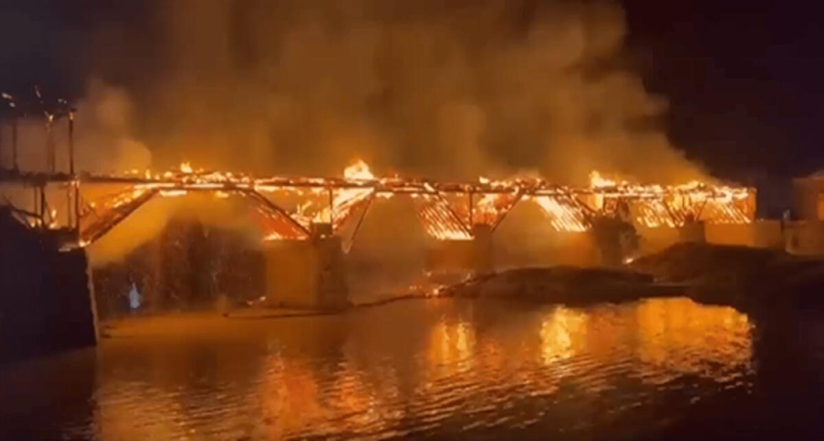 La storia in fumo: distrutto da un incendio il ponte cinese in legno di Wan’an - 