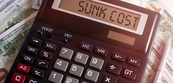 Sunk costs: cosa sono e la loro "fallacia"