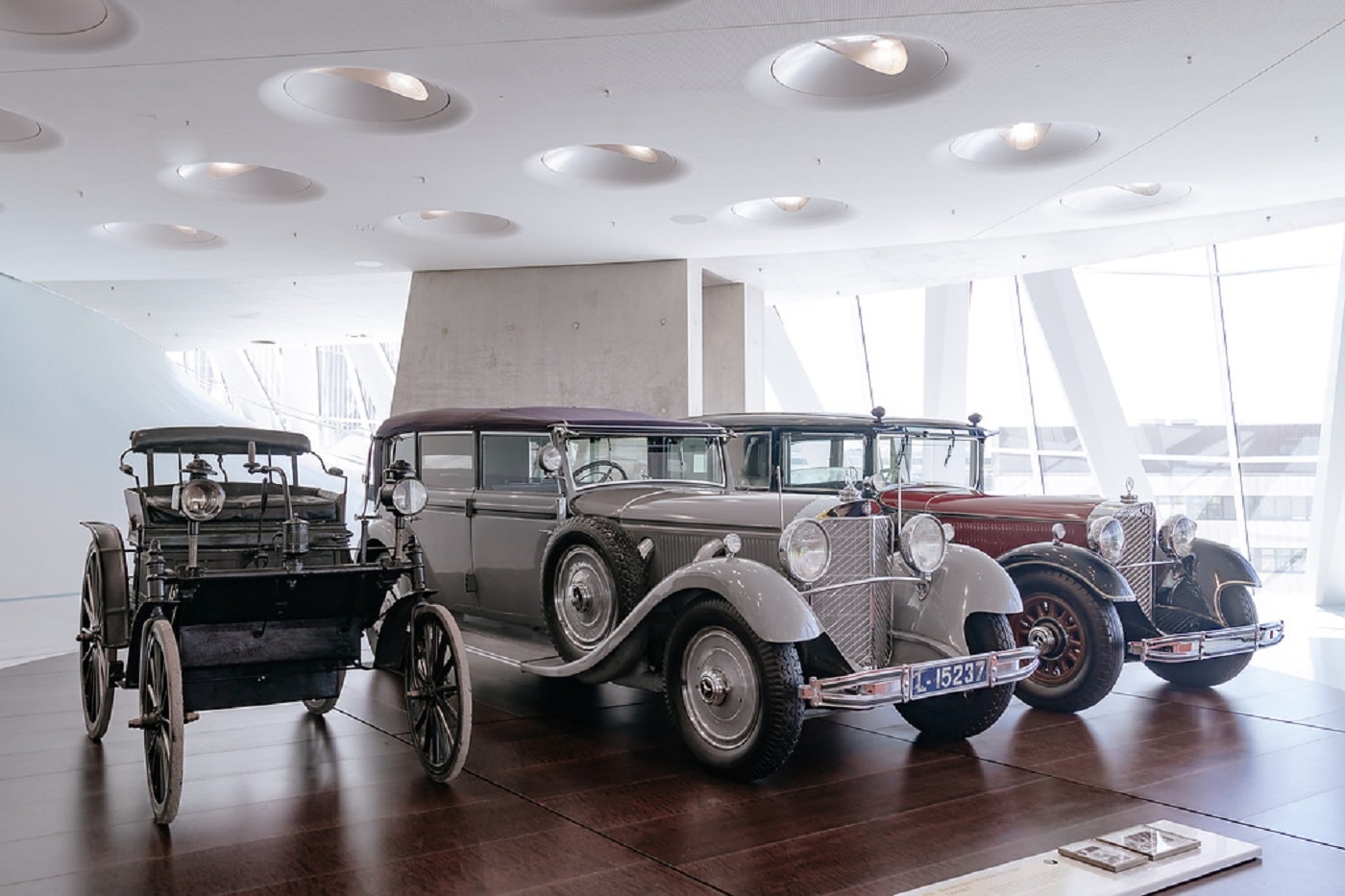 La Daimler Motor Car sulla sinistra insieme alle Mercedes 770 - Crediti foto: Mercedes